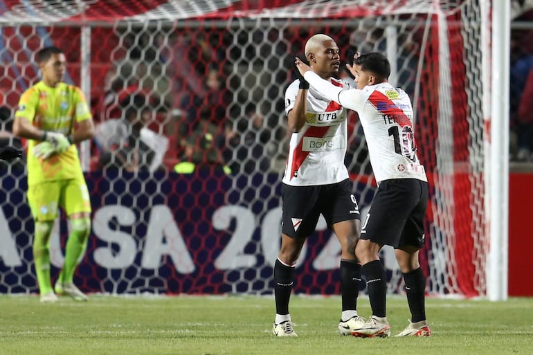 Wesley da Silva (i), futbolista del Always Ready, celebra un gol en un partido de la Fase 2 de la Copa Libertadores 2024 frente al Sporting Cristal en el estadio Municipal, en El Alto, Bolivia.