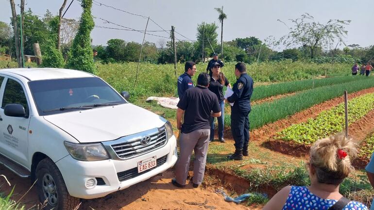 La fiscala Daisy Sánchez con policías en la escena del crimen.