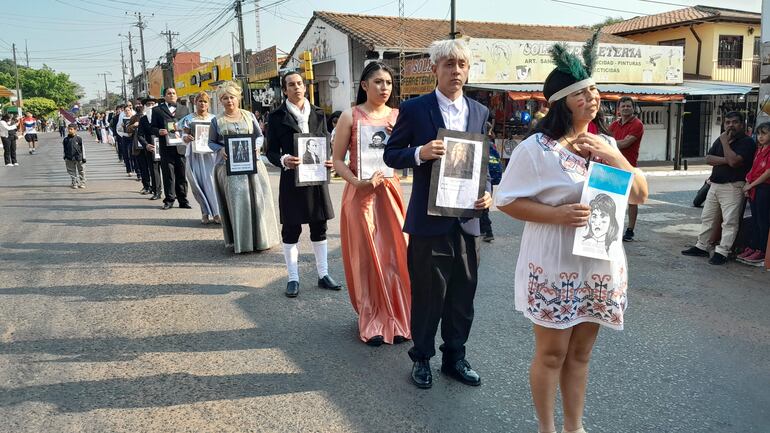 Alumnos del colegio Carlos A. López representaron a personalidades de diferentes épocas.