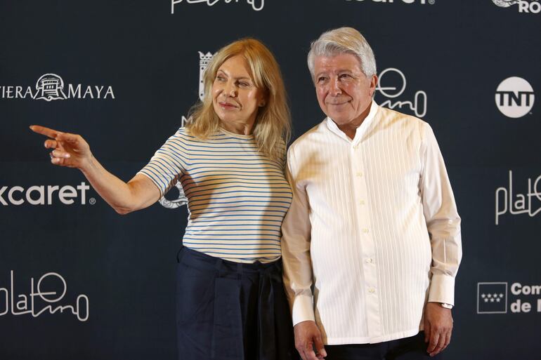 La actriz argentina Cecilia Roth posa junto al empresario Enrique Cerezo, presidente de EGEDA, durante la alfombra roja previa a la entrega de los Premios Platino. Roth será galardonada este año con el Platino de Honor por su trayectoria.