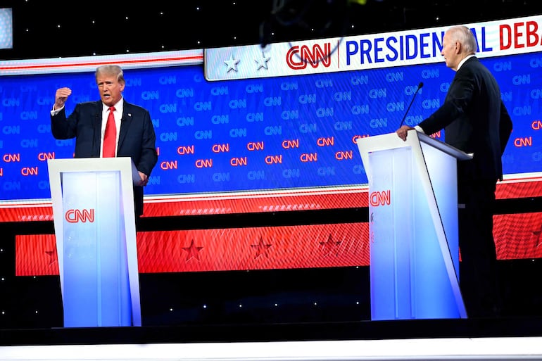 El presidente estadounidense Joe Biden y el expresidente estadounidense y candidato presidencial republicano Donald Trump participan en el primer debate presidencial de las elecciones de 2024 en los estudios de CNN en Atlanta, Georgia.