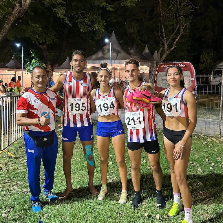 Los velocistas Marcos González, Araceli Martínez, Paul Wood y Monserrat Gauto, en Brasil.