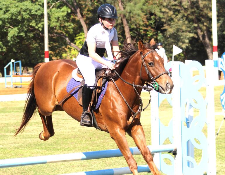 Fabrizio Chamorro con  Bizarro, del Club Hípico San Jorge, competirá en la categoría 0,80 metros.