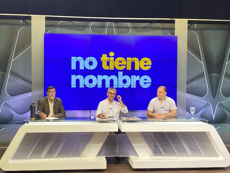 Los conductores Marcos Cáceres y Edgardo Romero del programa "No tiene Nombre" con el senador Mario Varela.