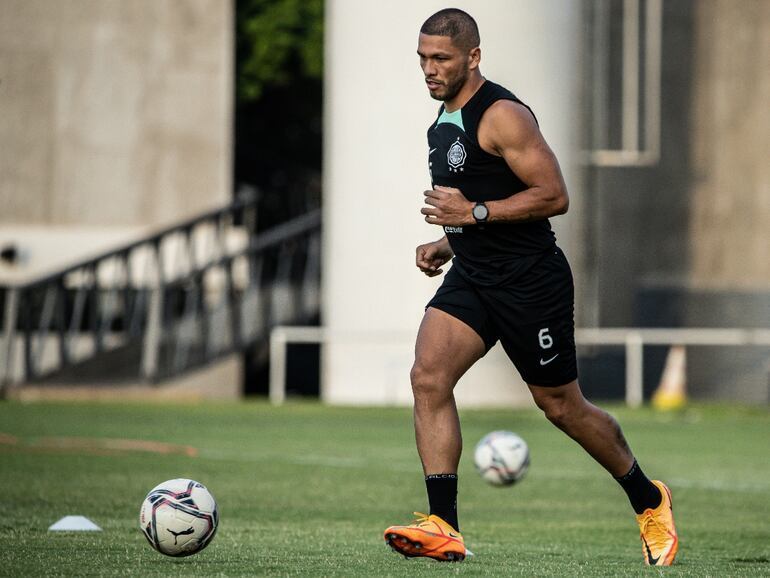 Richard Ortiz, mediocampista de Olimpia, en el entrenamiento en la Villa Olimpia.