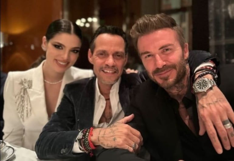 Nadia Ferreira y Marc Anthony junto al padrino de boda David Beckham. (Captura de la historia de Instagram de Victoria Beckham)