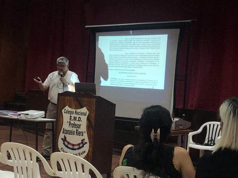 Charla sobre "12 Ciencias", realizada por el pastor evangélico Miguel Ortigoza en la escuela pública del área 1 de Ciudad del Este.