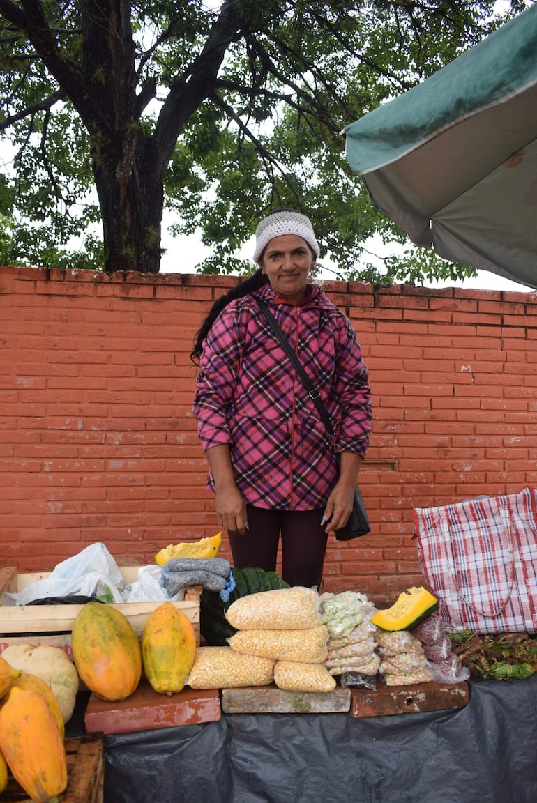 La ejemplar mamá espera tener un toldo para resguardarse de la lluvia y del calor.