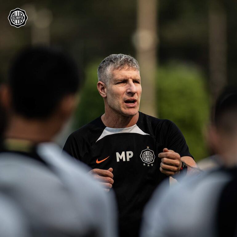 El DT de Olimpia, Martín Palermo, dirigirá su tercer partido frente a Libertad y no puede fallar.