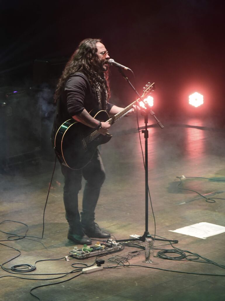 Javi Zacher frente a su nave de pedales, en un lugar donde intercambió guitarras eléctrica, acústica y charango.