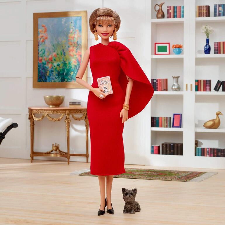 La escritora chilena Isabel Allende, uno de los autores en español más leídos en el mundo, ha inspirado una muñeca Barbie que desde este viernes se puede comprar online en preventa.