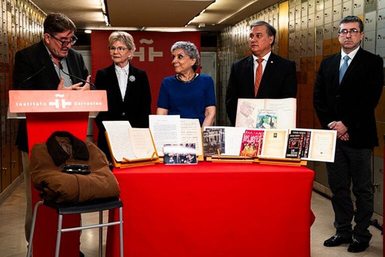 Luis García Montero, Ana Martini, Mirta Roa, Justo Apodaca y Adrián Cattivelli en la presentación de los objetos de Augusto Roa Bastos que fueron ingresados a la Caja de las Letras del Instituto Cervantes.