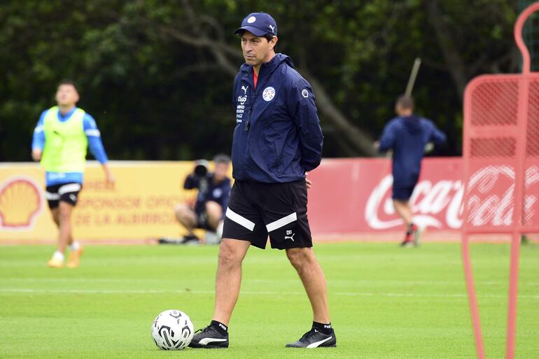 El argentino Daniel Garnero, entrenador de la selección paraguaya, durante un entrenamiento en el CARDE, en Ypané.