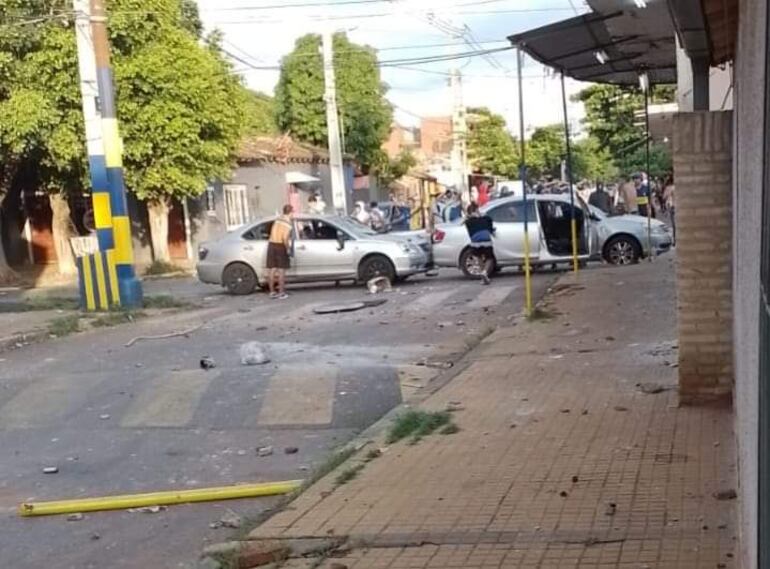 Momento en el que las barras de Luqueño destrozaron un vehículo.