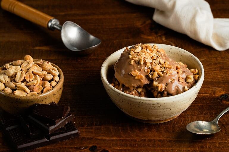 Helado con praliné de maní.