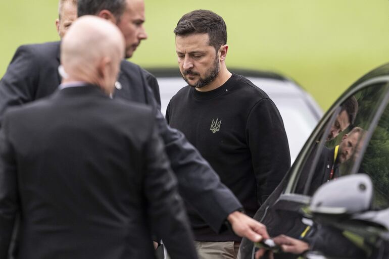 El presidente de Ucrania, Volodymyr Zelensky (R), avanza hacia una limusina después de aterrizar en Obbuergen, cerca del Buergenstock Resort, antes de la Cumbre sobre la Paz en Ucrania, en Stansstad, cerca de Lucerna, Suiza.