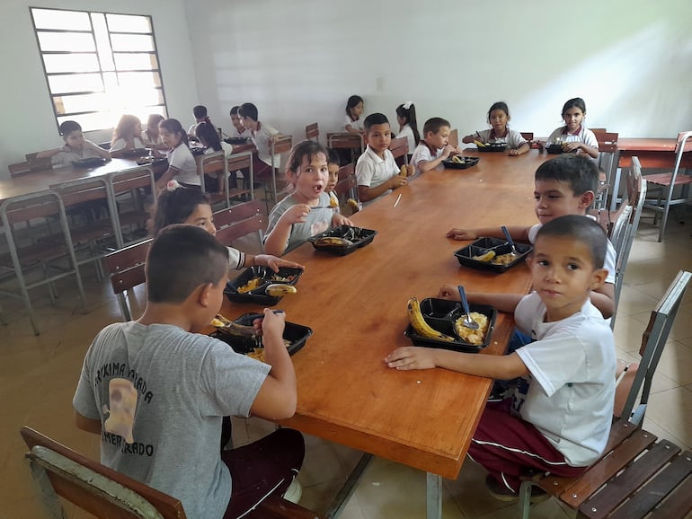 Escolares de la escuela Ramón Bejarano del distrito de Fuerte Olimpo comparten el almuerzo proveído por una empresa contratada por la Gobernación de Alto Paraguay.