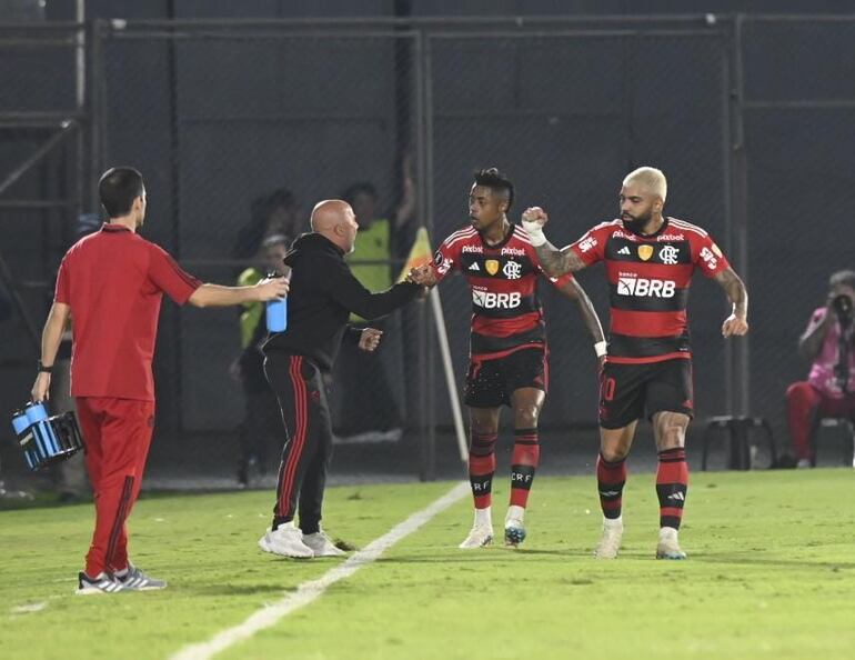 Festejo de Bruno Henrique y Gabigol con el técnico Sampaoli