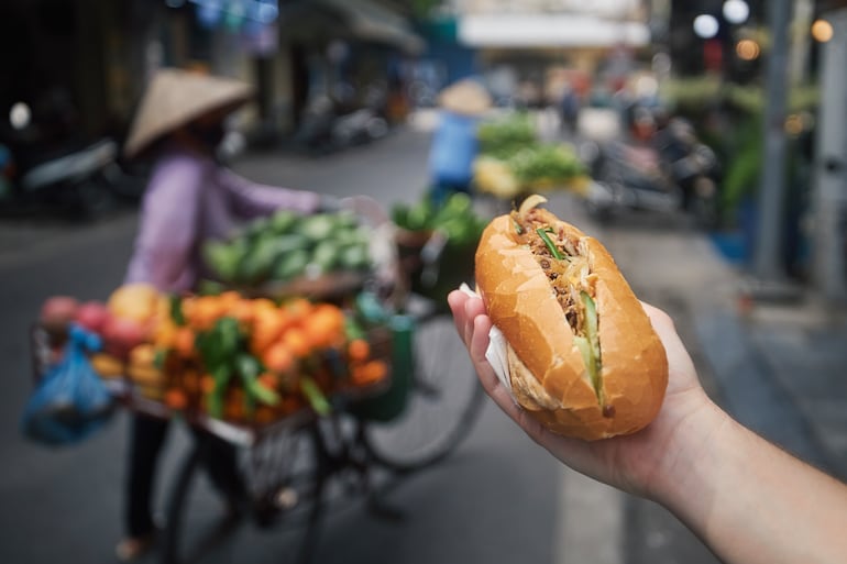 Sándwich Banh Mi en Hanoi, Vietnam.