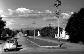 Una de las principales avenidas de Villarrica preparándose para el cuarto centenario de la ciudad en 1970.