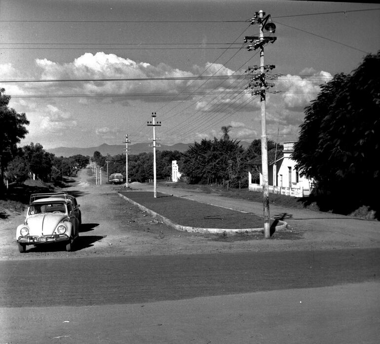 Una de las principales avenidas de Villarrica preparándose para el cuarto centenario de la ciudad en 1970.