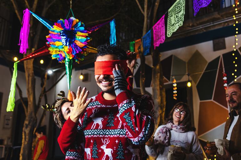 Piñata en la tradicional posada mexicana para la víspera de Navidad.