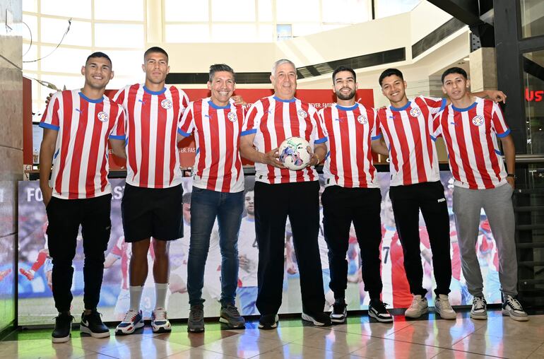 Algunos de los futbolistas y parte del cuerpo técnico que nos representaron en París 24.