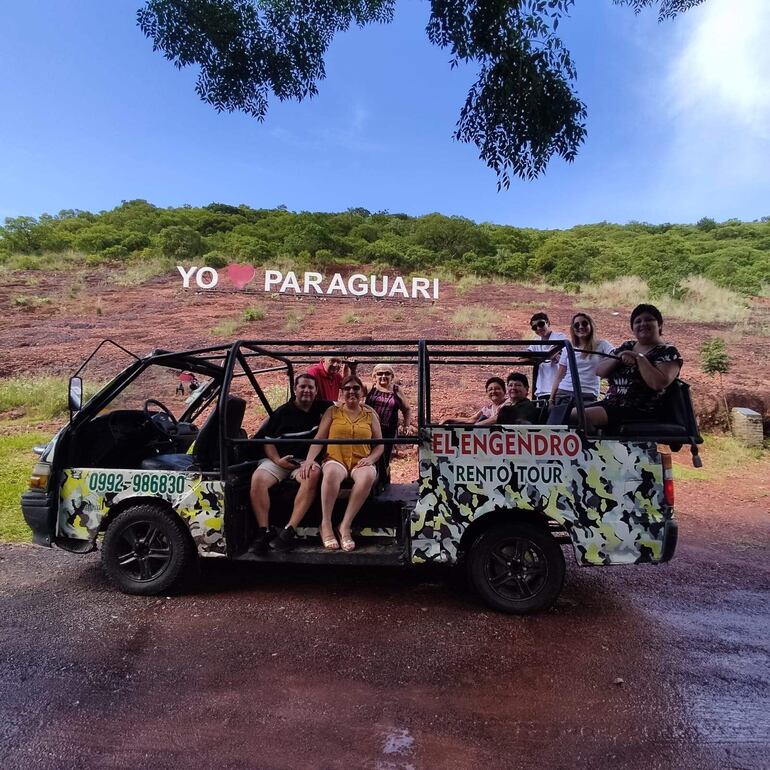 El vehículo Engendro que realiza el recorrido turístico a los visitantes, es una opción que tienen los turistas.