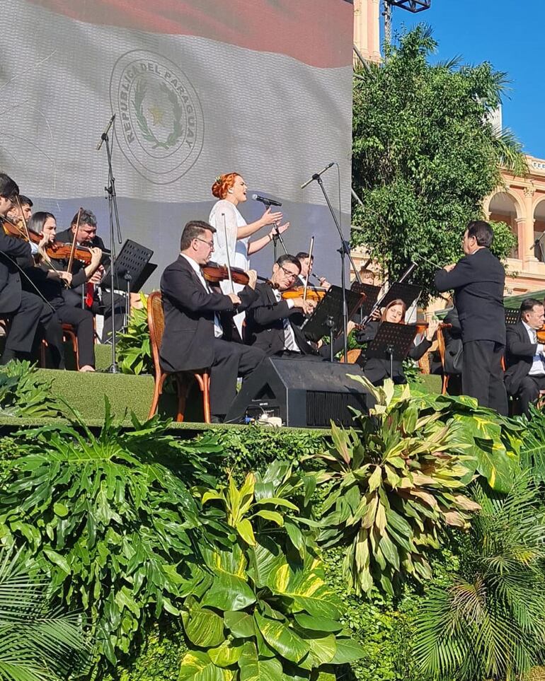 Melissa Hicks entonando el Himno Nacional en la asunción presidencial de Santiago Peña. (Instagram/Melissa Hicks)