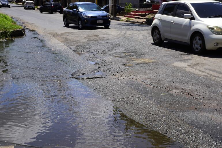 Importante pérdida de agua en la calle Yuasy´y, a una cuadra de Fernando de la Mora y De la Victoria, en Asunción.