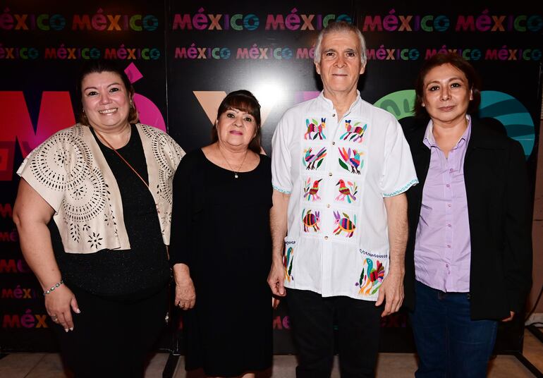 Michelle Campos, Thesa Arévalos, el embajador de México Juan Manuel Nungaray y Jackie Morán.