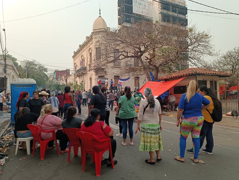 Manifestantes de la multisectorial hace días que se encuentran frente al MUVH.