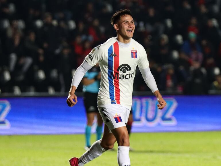 El paraguayo Blas Armoa, futbolista de Tigre, festeja un tanto contra Colón de Santa Fe por la ronda 26 de la Liga Profesional 2023 de Argentina en el estadio Brigadier López, en Santa Fe.