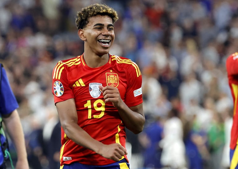 Lamine Yamal de España celebra su victoria durante el partido de fútbol semifinal de la UEFA EURO 2024 entre España y Francia en Munich, Alemania, el 9 de julio de 2024. (Francia, Alemania, España)