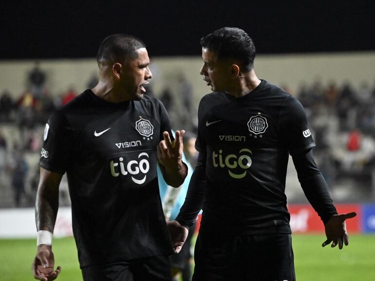 Richard Ortiz y Derlis González, jugadores de Olimpia, discuten al finalizar el primer tiempo del partido frente a Nacional por la décima fecha del torneo Clausura 2024 del fútbol paraguayo en el estadio Arsenio Erico, en Asunción, Paraguay.