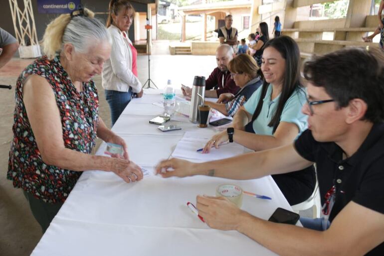 La Entidad Binacional Yacyretá (EBY), a través de las Áreas de Reasentamiento y Coordinación Social, entregó Bonos Sociales en los Asentamientos Atinguy, Pindó y en el casco urbano de San Cosme y Damián, Compañías, Caraguatá y Jakarey (Carmen del Paraná).