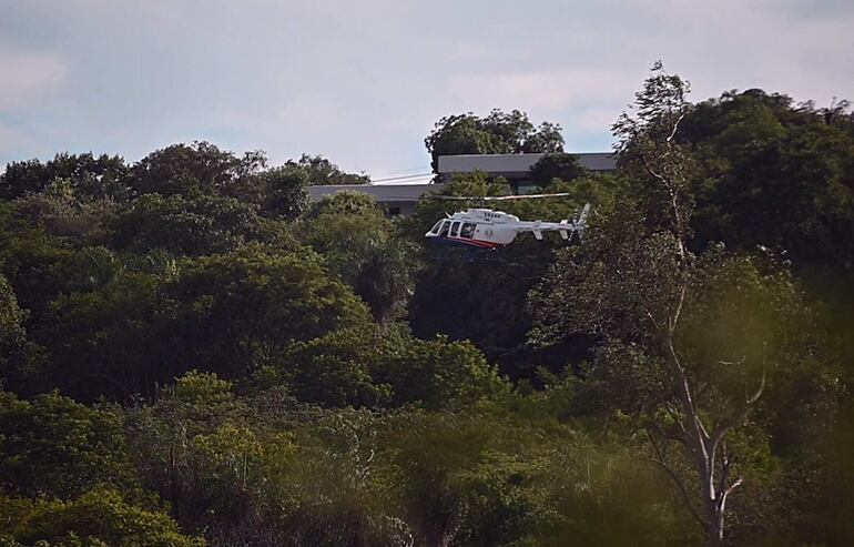 El helicóptero del Estado paraguayo llega a la mansión del presidente Santiago Peña en San Ber para buscarlo.