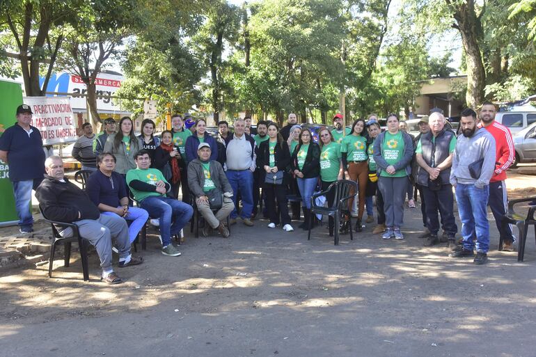 Permisionarios  en “guardia” frente a la administración del Mercado de Abasto de Asunción, ayer, exigiendo respuestas.