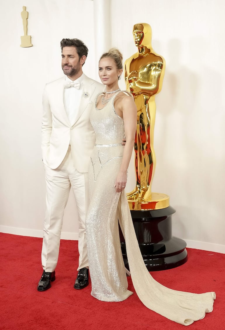 John Krasinski y Emily Blunt llegando a la 96ª ceremonia anual de los Premios de la Academia en el Dolby Theatre de Hollywood. (EFE/EPA/ALLISON DINNER)
