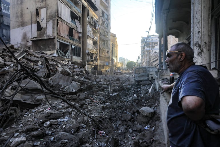 Un hombre observa los daños causados por un bombardeo israelí este viernes en un suburbio de Beirut.