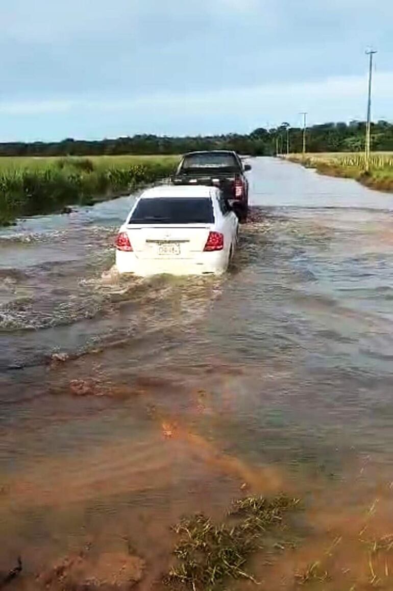 Algunos automovislistas remolcan los rodados de otros para poder continuar viaja en la zona de María Antonia.