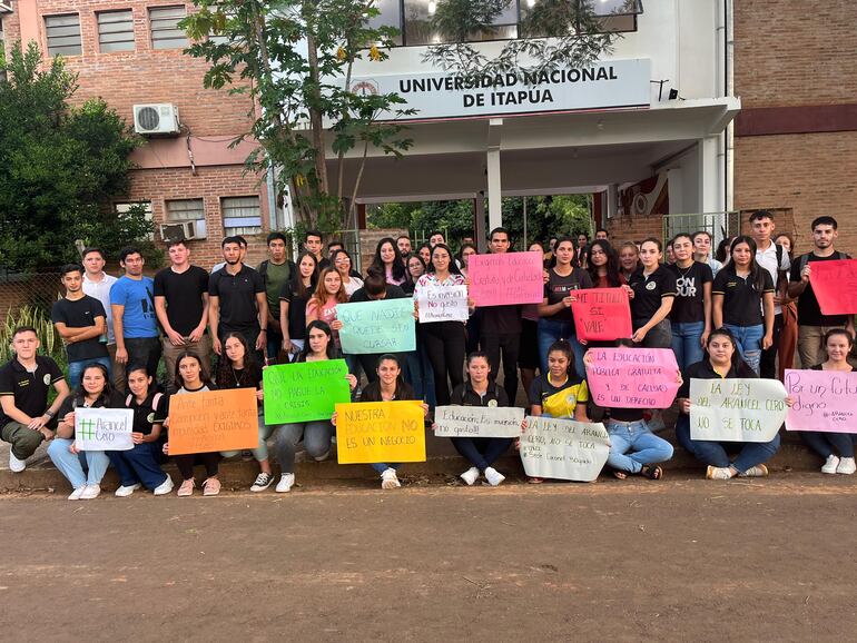 Estudiantes de la UNI Coronel Bogado se manifiestan