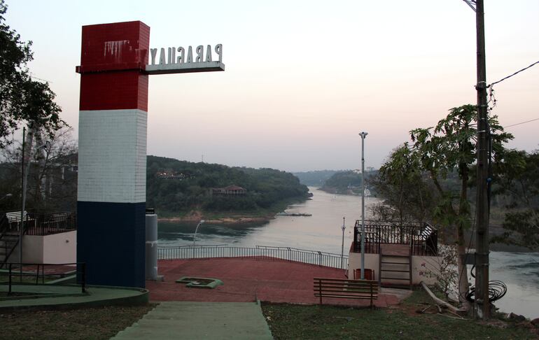 Además del hito de las tres fronteras en Presidente Franco, hoy se yergue majestuoso entre esta ciudad y la brasileña Foz de Yguazú, el Puente de Integración, cuyas obras de acceso siguen inconclusas.