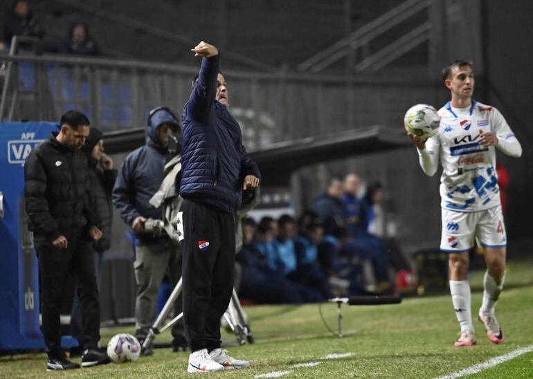 Víctor Bernay, entrenador de Nacional, da indicaciones antes del lateral de Juan Luis Alfaro