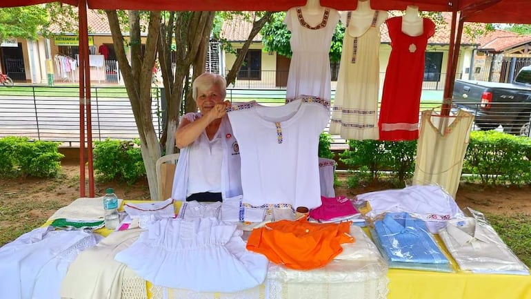 Guapas artesanas ofrecen sus productos en la Expo Feria Ao Po'i "Tesoros del Paraguay". Gentileza