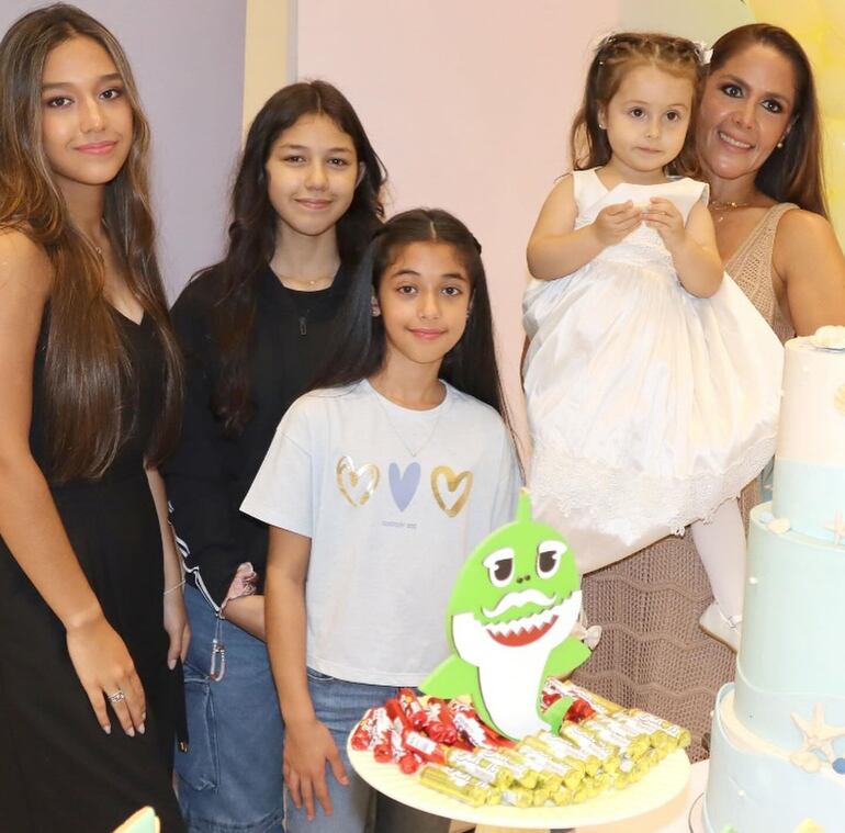 Ingrid Poka con sus cuatro hijas: la cumpleañera Ingrita, Antonella, Alessandra y Annabella.