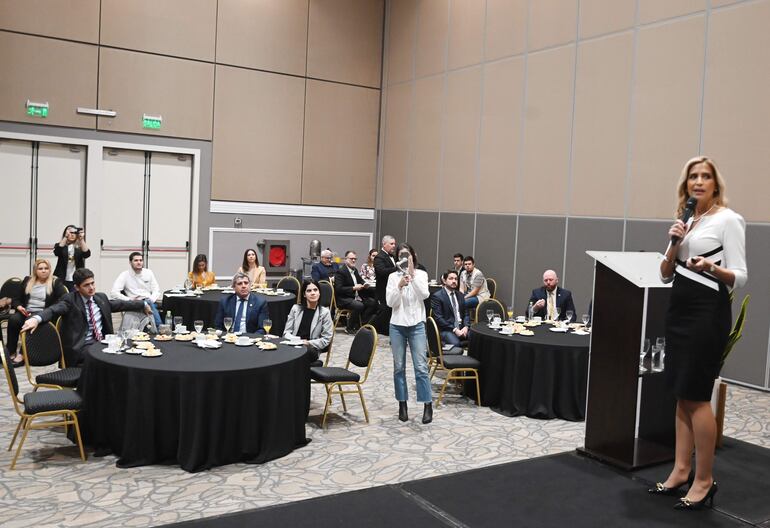 La gerente general de Cappro, Abog. Sandra Noguera, durante su exposición sobre la situación y las perspectivas de la industria aceitera de nuestro país.