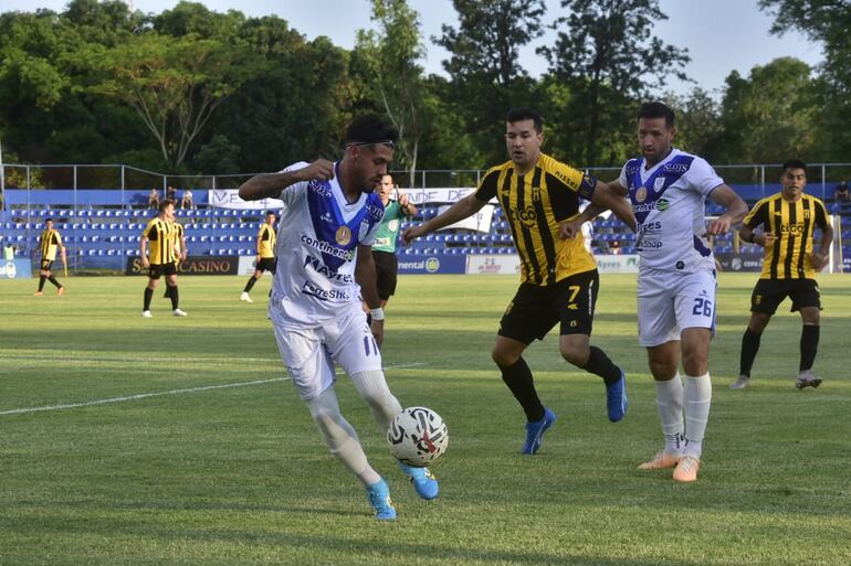 Elvio Vera controla el balón en el duelo entre Ameliano y Guaraní.