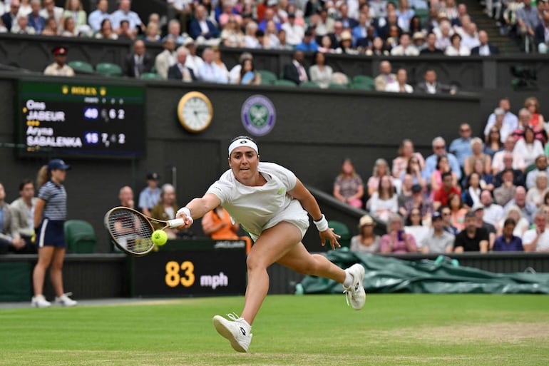 La tunecina Ons Jabeur remontó a la rusa Aryna Sabalenka para llegar a la final.