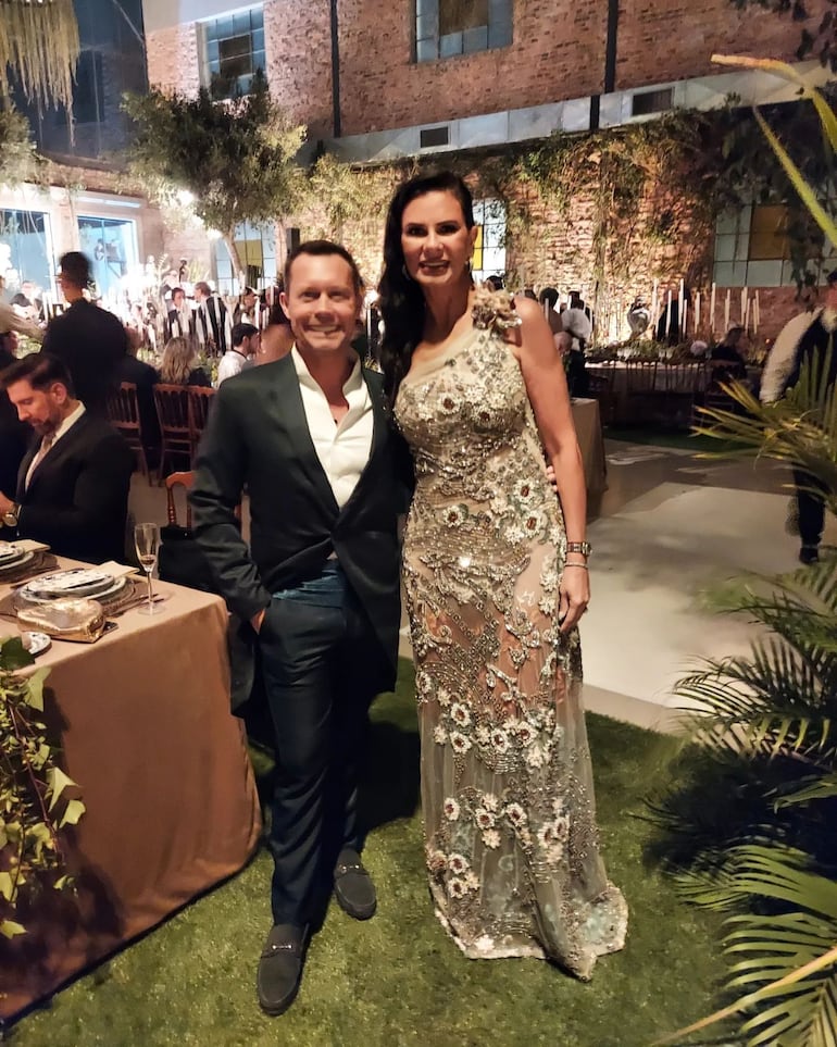 Raúl Fanego y Carmen de Ortiz asistieron muy elegantes a la fiesta de Saiach. (Instagram/Raúl Fanego)